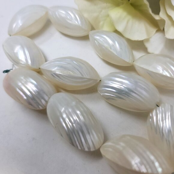 Double-Sided Jumbo Shell Beads Natural Shell  30 x 28 x 16 mm Luster - Picture 5 of 6